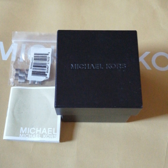 Michael Kors Women's Round Dial Medium Silver Quartz Watch Mk5076 - Picture 6 of 6